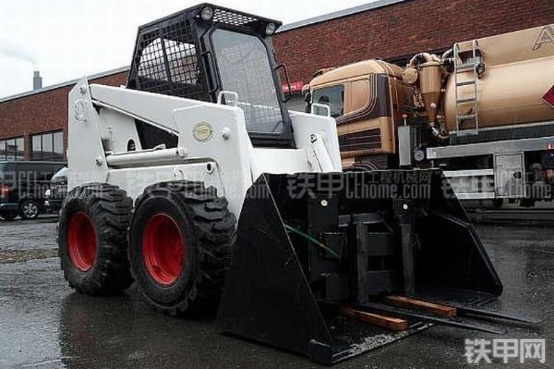 山猫943滑移装载机整机外观