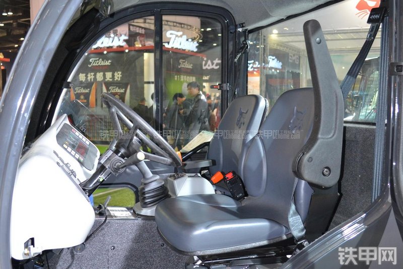 山猫5600多功能工具车局部