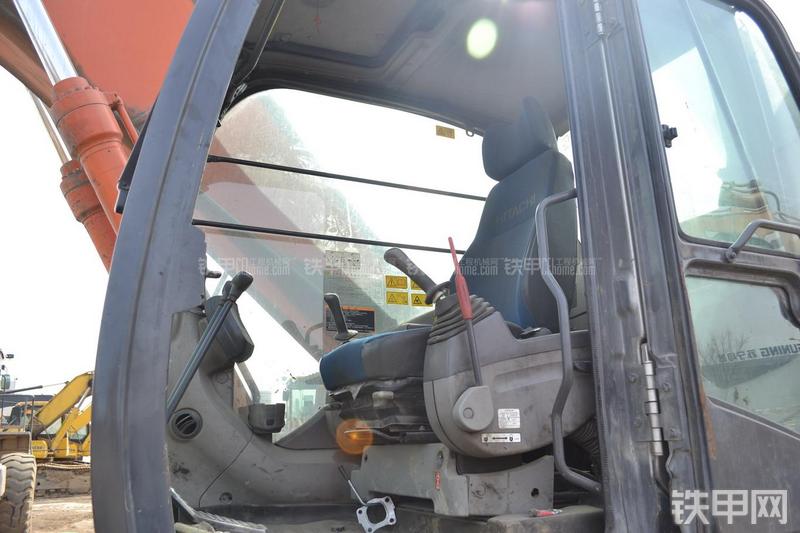 日立ZX250H-3挖掘机局部