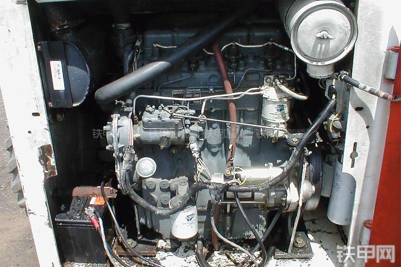 山猫943滑移装载机局部