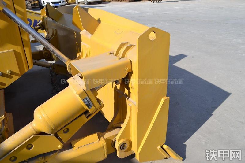 山推SD13标准型推土机局部