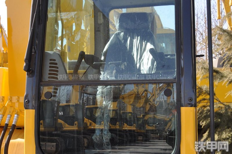 小松PC130-7挖掘机局部