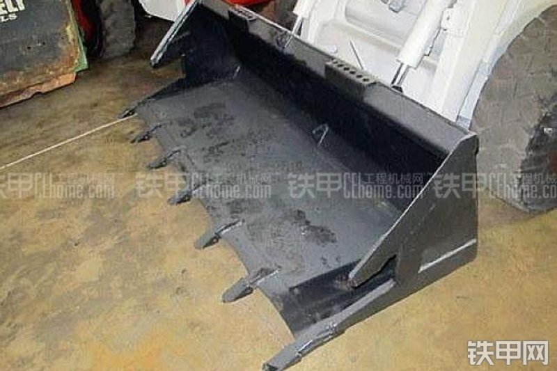 山猫943滑移装载机局部