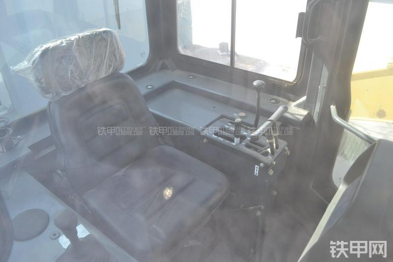 山推SD13标准型推土机局部