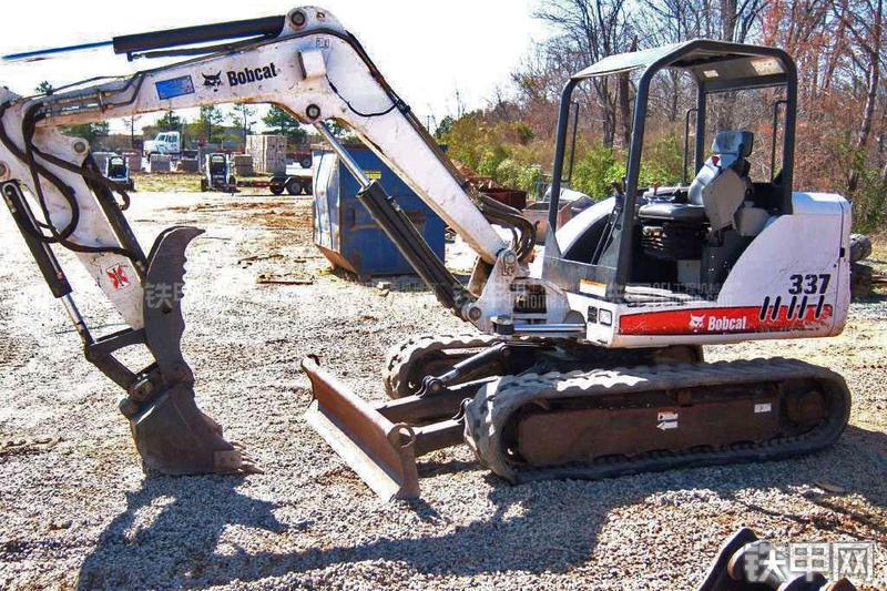 山猫MX337挖掘机整机外观