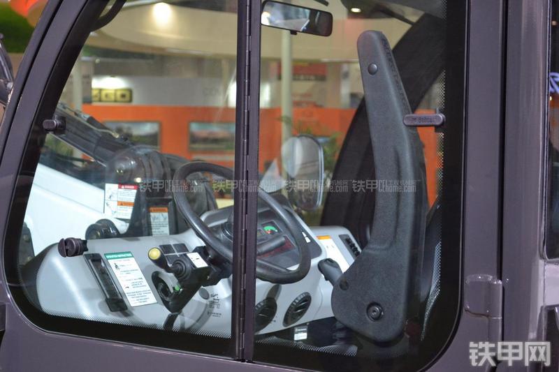 山猫5600多功能工具车局部