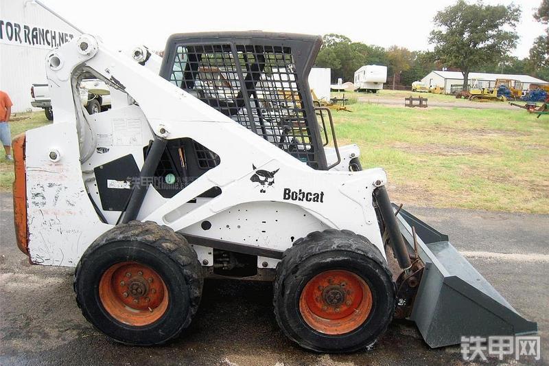 山猫873滑移装载机整机外观