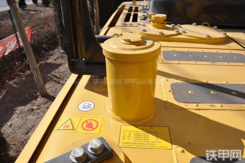 小松PC220-8挖掘机局部