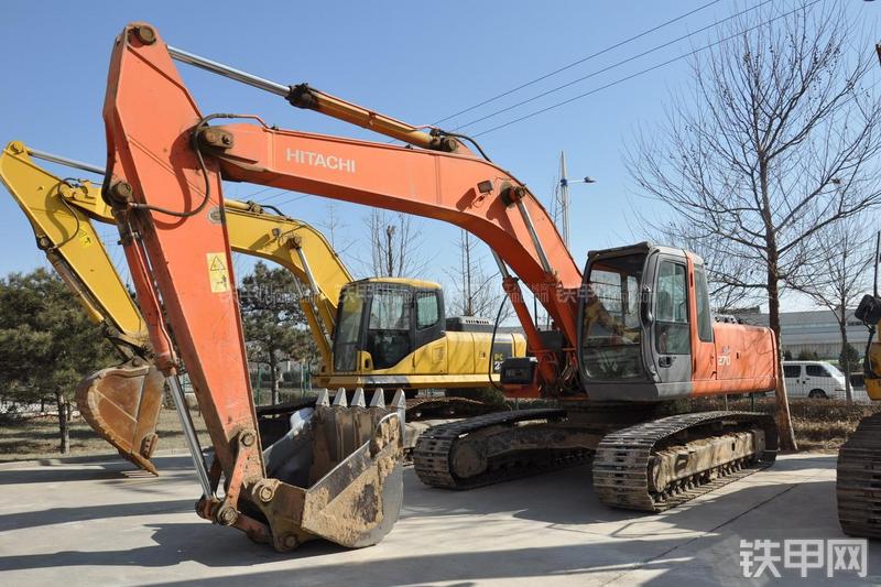 日立ZX240LC-HHE挖掘机整机外观
