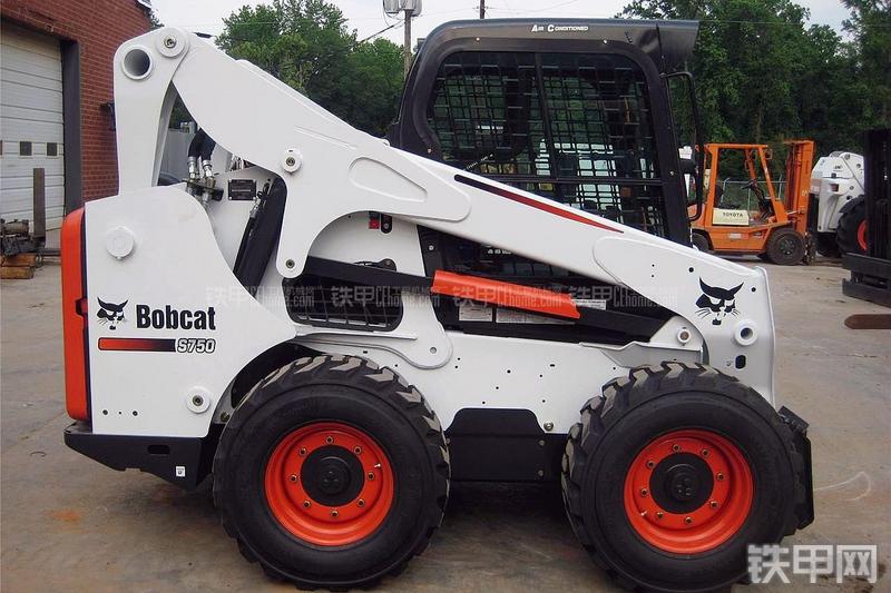 山猫S750滑移装载机整机外观