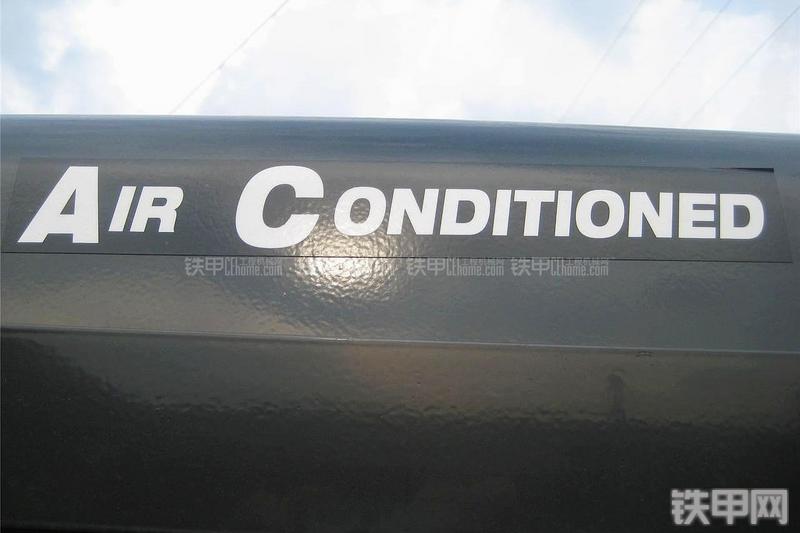 山猫S750滑移装载机局部