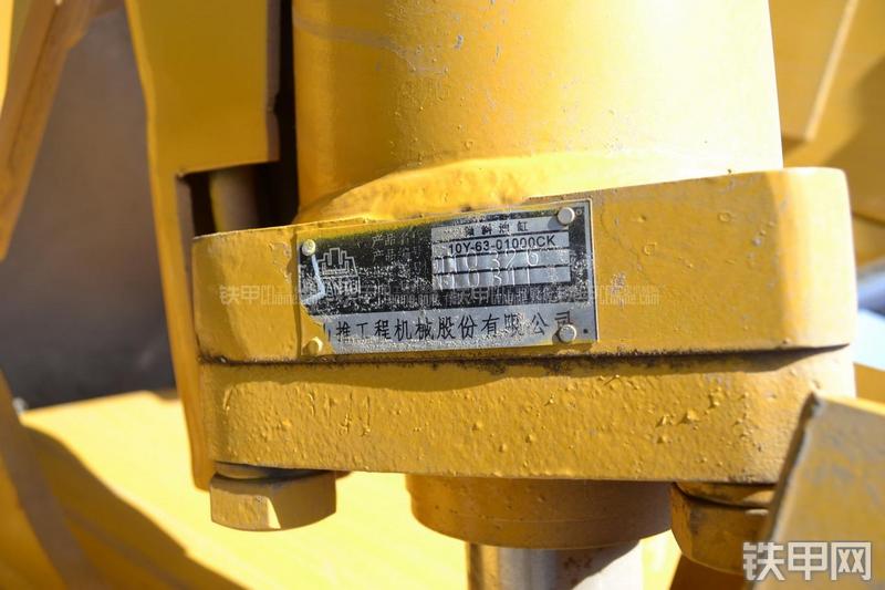 山推SD13标准型推土机局部