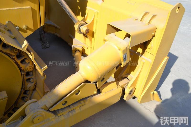 山推SD13标准型推土机局部