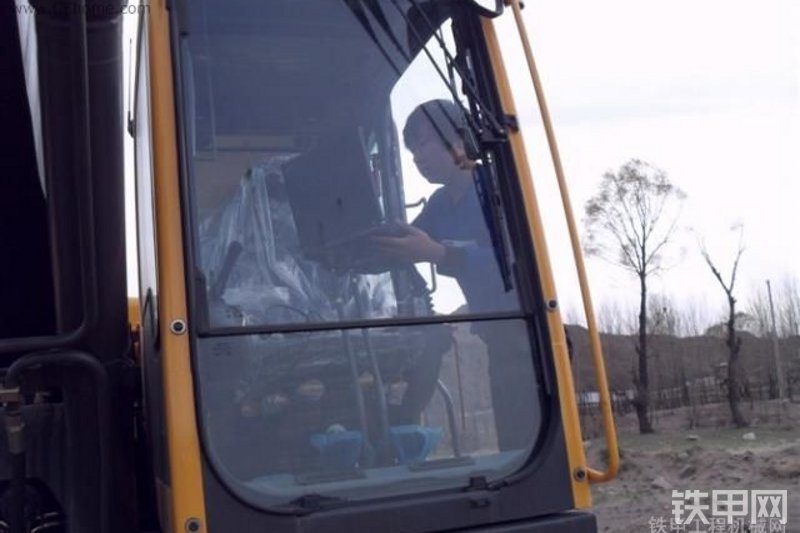 沃尔沃EC240B-Prime挖掘机局部