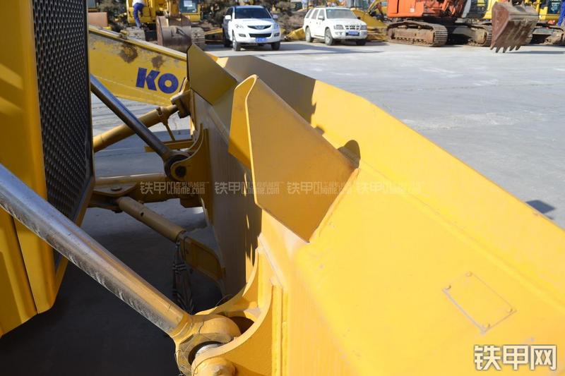 山推SD13标准型推土机局部