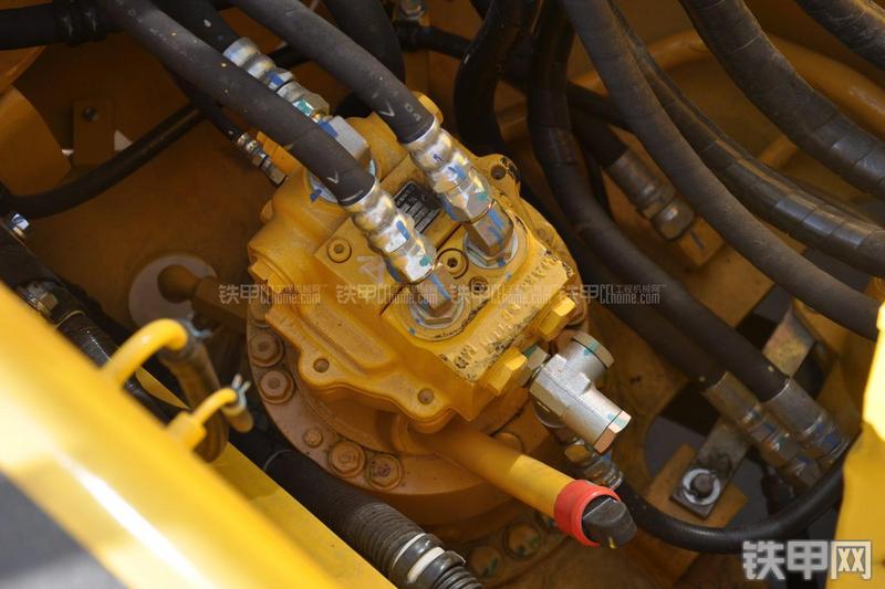 小松PC130-7挖掘机局部