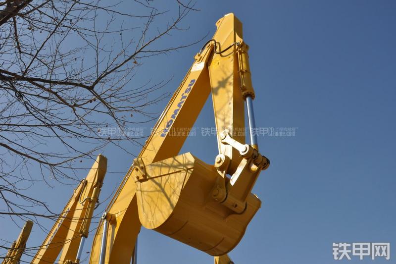 小松PC220-8挖掘机局部