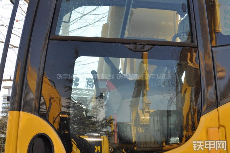 小松PC220-8挖掘机局部