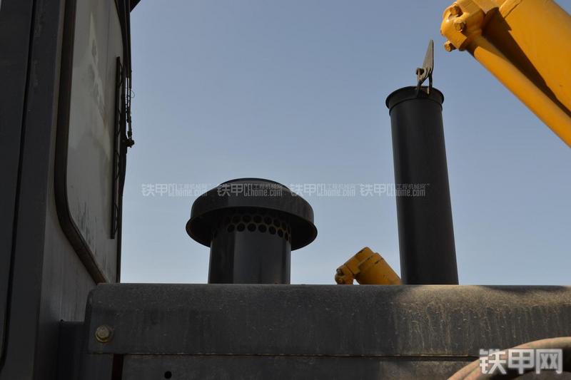 山推SD13标准型推土机局部