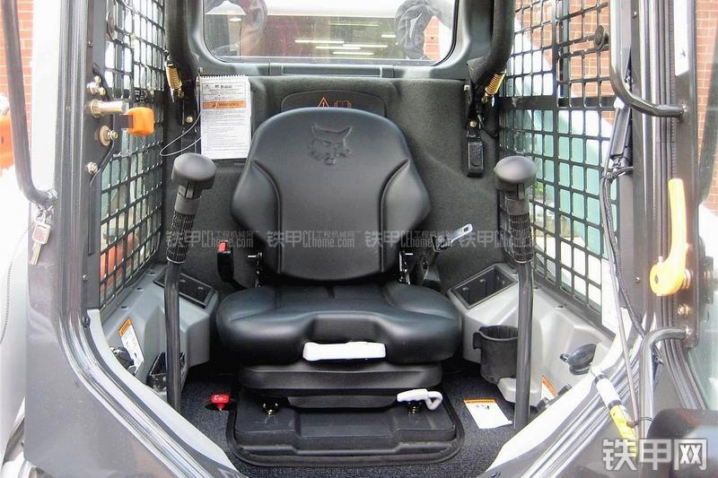 山猫S750滑移装载机局部