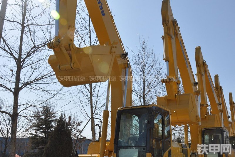 小松PC220-8挖掘机整机外观