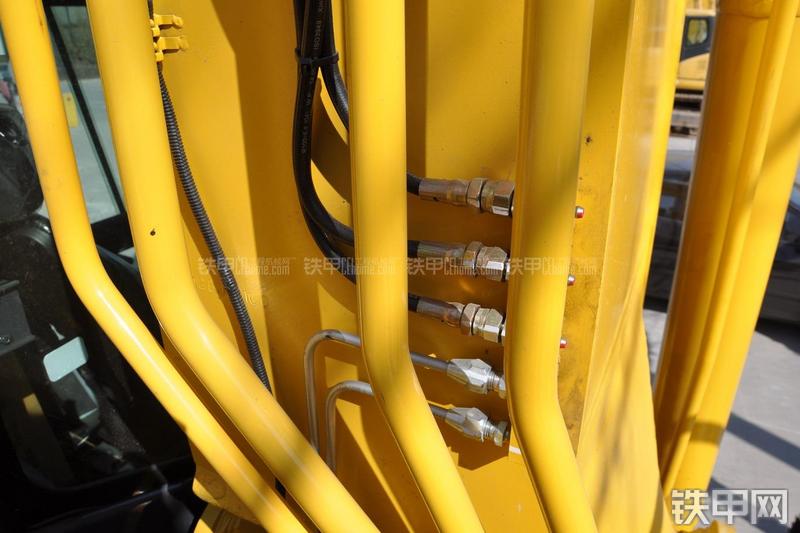 小松PC220-8挖掘机局部