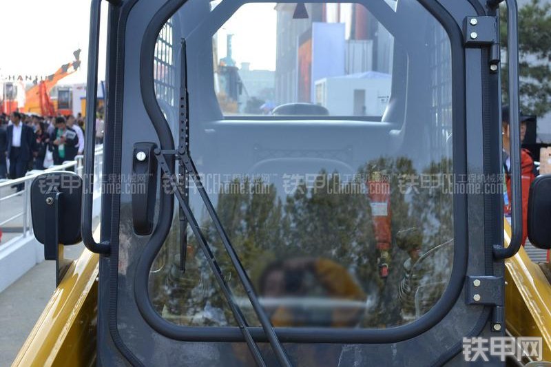 柳工CLG375A滑移装载机局部