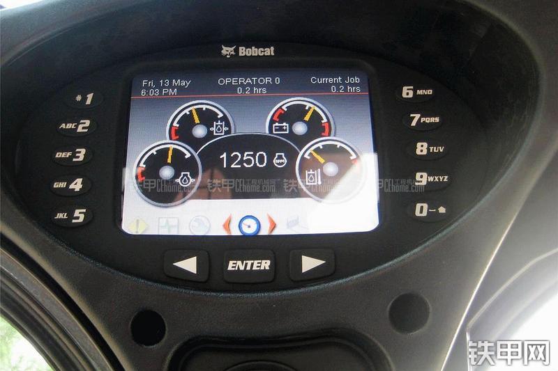 山猫S750滑移装载机局部