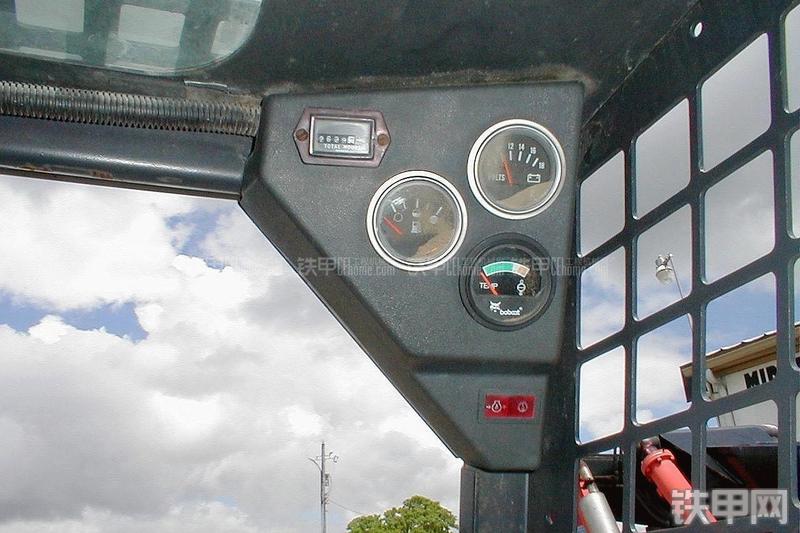 山猫943滑移装载机局部