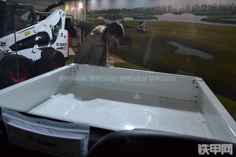 山猫5600多功能工具车局部