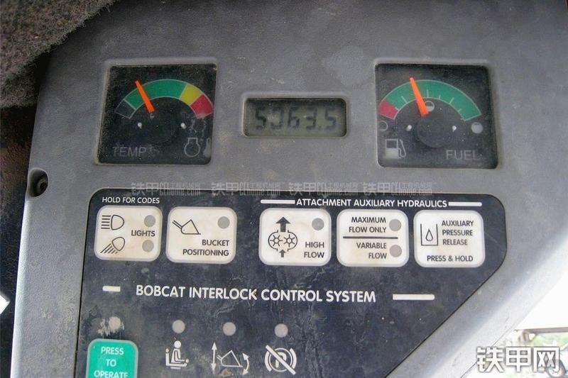 山猫873滑移装载机局部