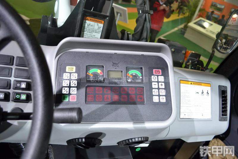 山猫5600多功能工具车局部