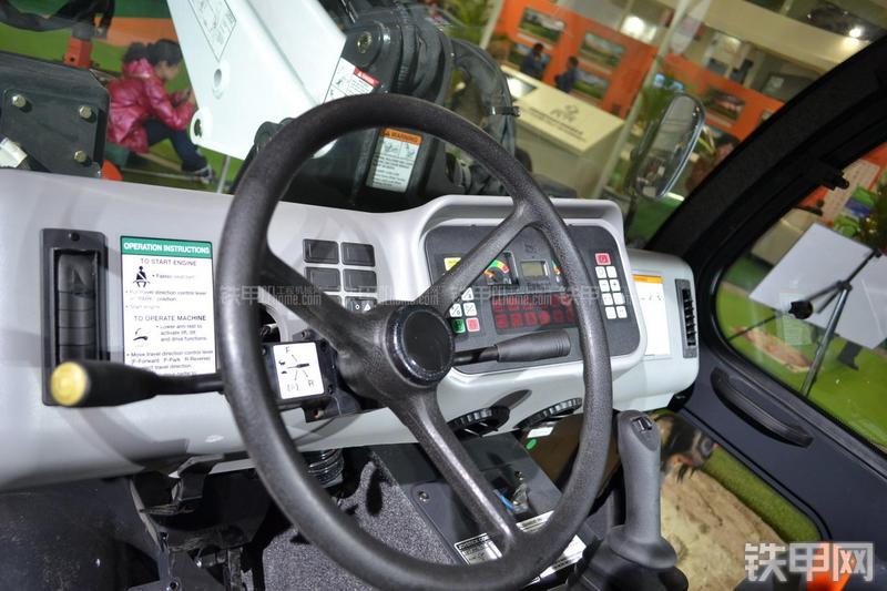 山猫5600多功能工具车局部