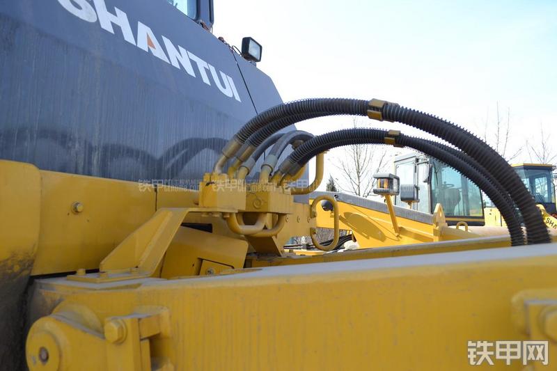 山推SD22标准型推土机局部