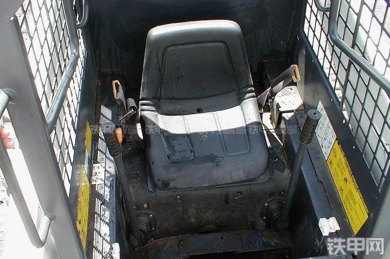 山猫943滑移装载机局部