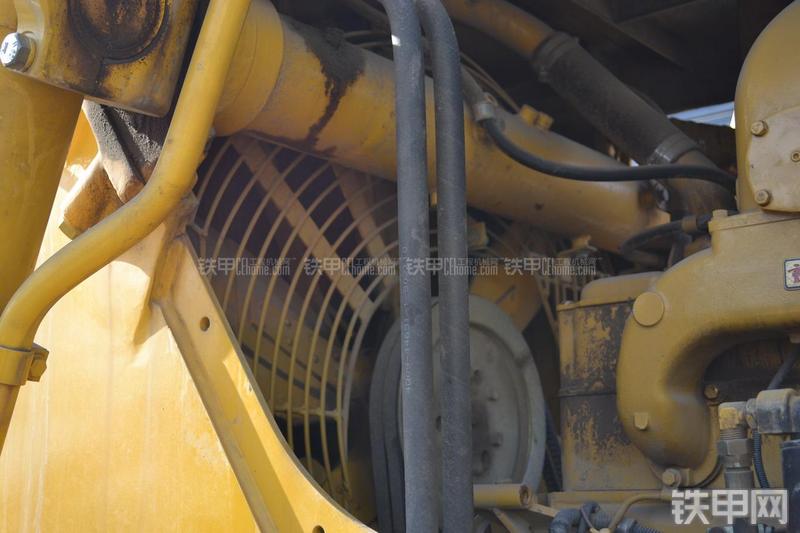 山推SD22标准型推土机局部