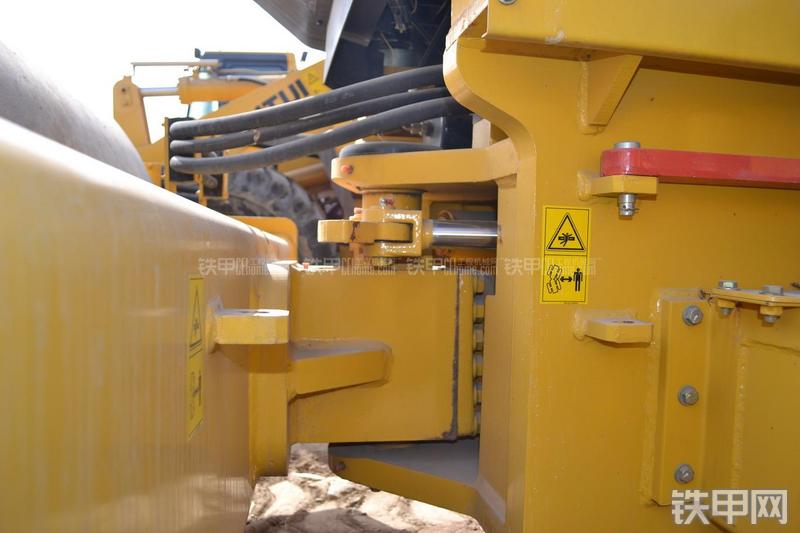 山推SR22M压路机局部