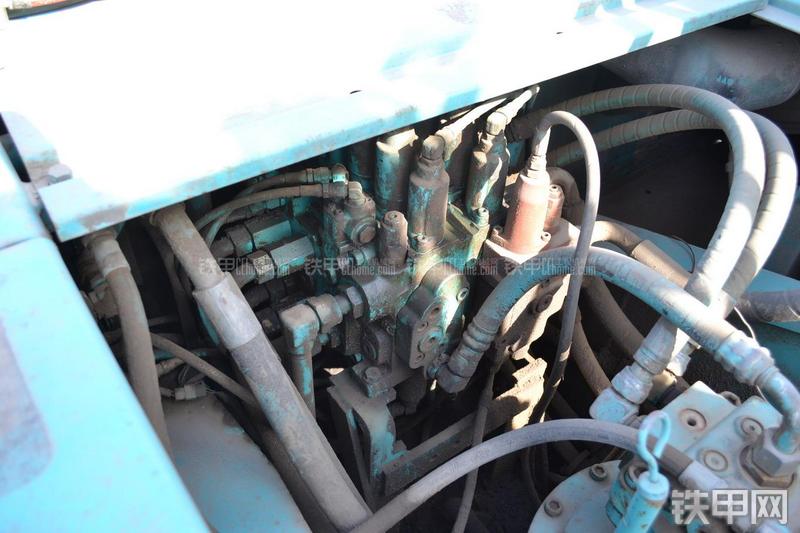 神钢SK250LC挖掘机局部