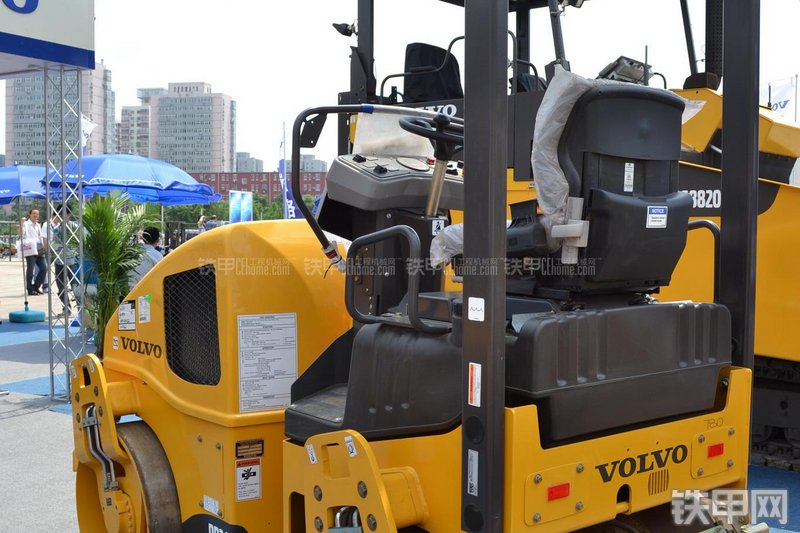 沃尔沃DD24压路机整机外观