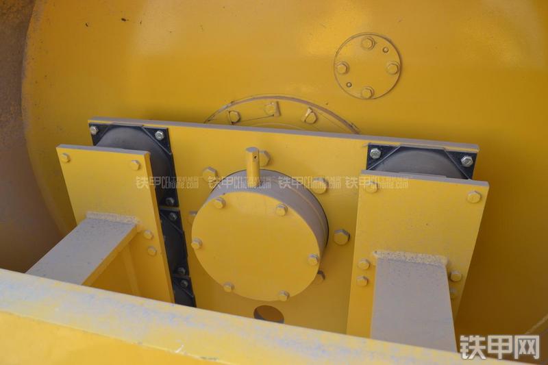 山推SR22M压路机局部