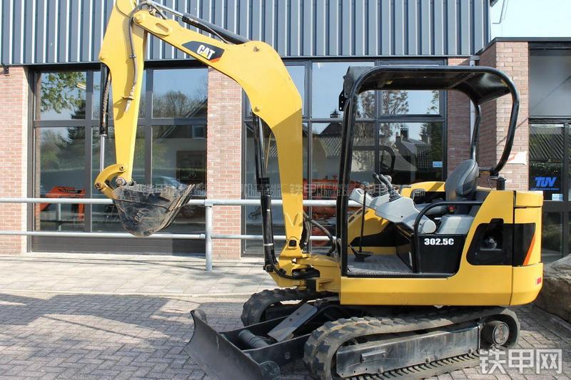 卡特彼勒302.5C挖掘机整机外观