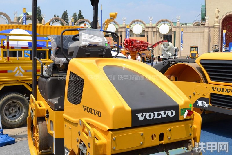 沃尔沃DD24压路机整机外观