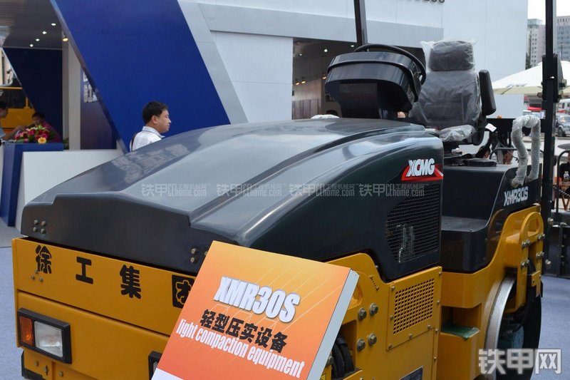 徐工XMR30S压路机整机外观