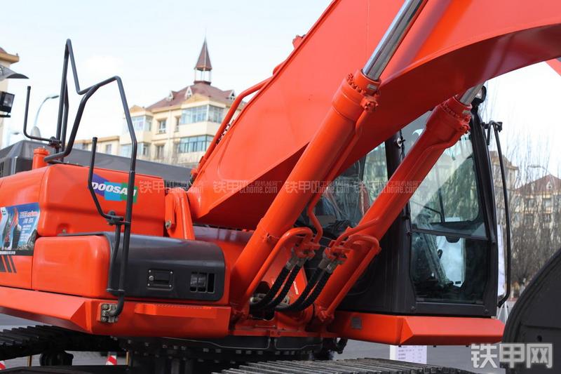 迪万伦DX380LC挖掘机局部