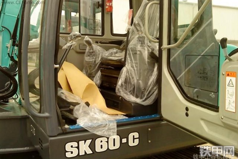 神钢SK60-C挖掘机局部