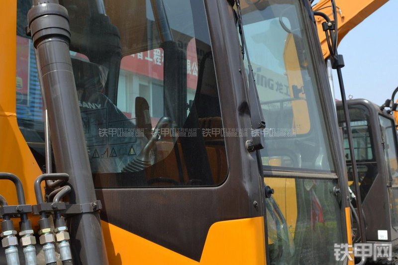 三一重工SY135C-8挖掘机局部