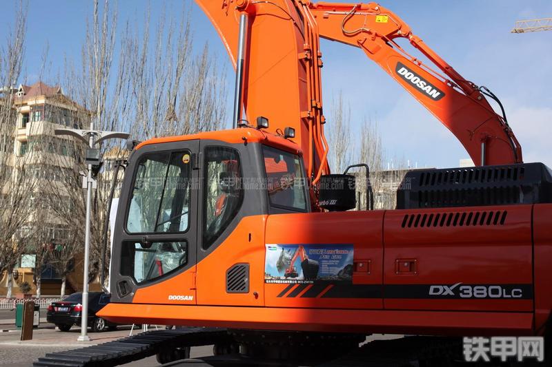迪万伦DX380LC挖掘机整机外观