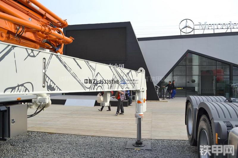 中联重科ZLJ5339THB 49X-6RZ泵车局部