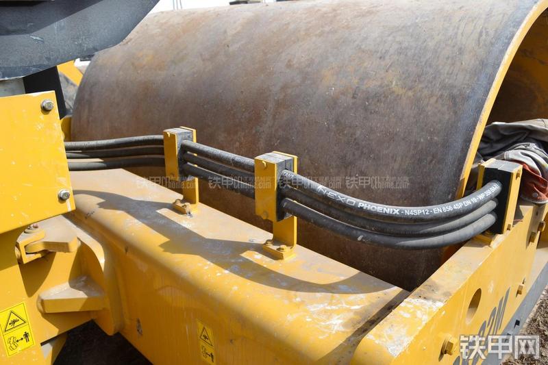 山推SR22M压路机局部