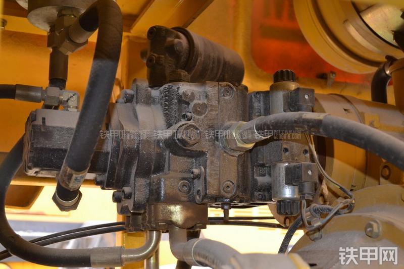 山推SR22M压路机局部